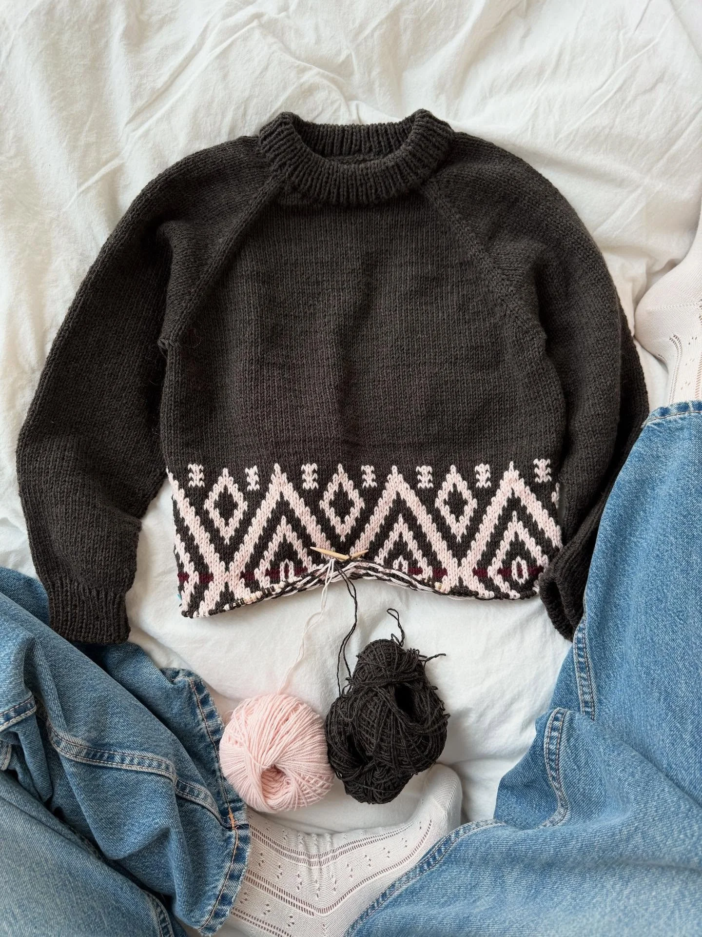 The patterns and colors are perfect 😍 

Carousel by @secondknit

#ourmakerlife #secondknit #friggsweaterjunior #friggsweater