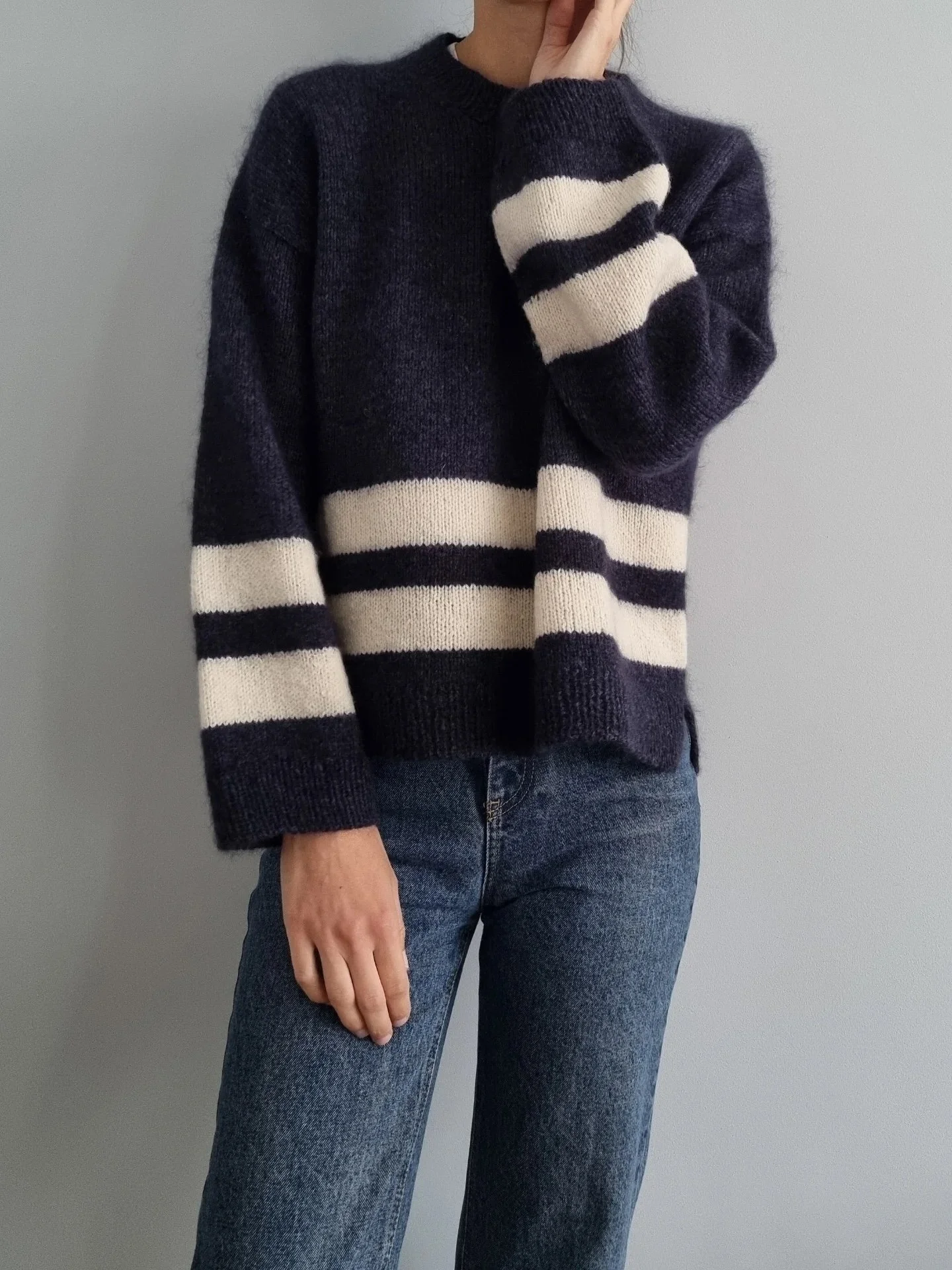 This sweater looks so cozy and warm! We love this ☺️ 

Carousel by @joann.fil

Pattern: #inprogress
Yarn: #lepetitsilkandmohair and #lepetitlambswool in the colorway dark blue black and #lelambswool in the colorway off-white by @bichesetbuches

#ourm