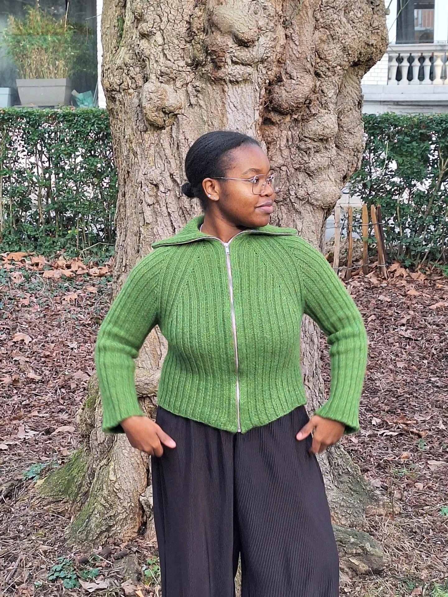 Love this Vivian cardigan, so cozy and well made 😌

Carousel by @unraveled.studios

Pattern: Vivian cardigan by @kisskiss.rhinestones (inspired by the modified version by fridasten on ravelry!)

Yarn: drops nepal mix color 7238"

#ourmakerlife 