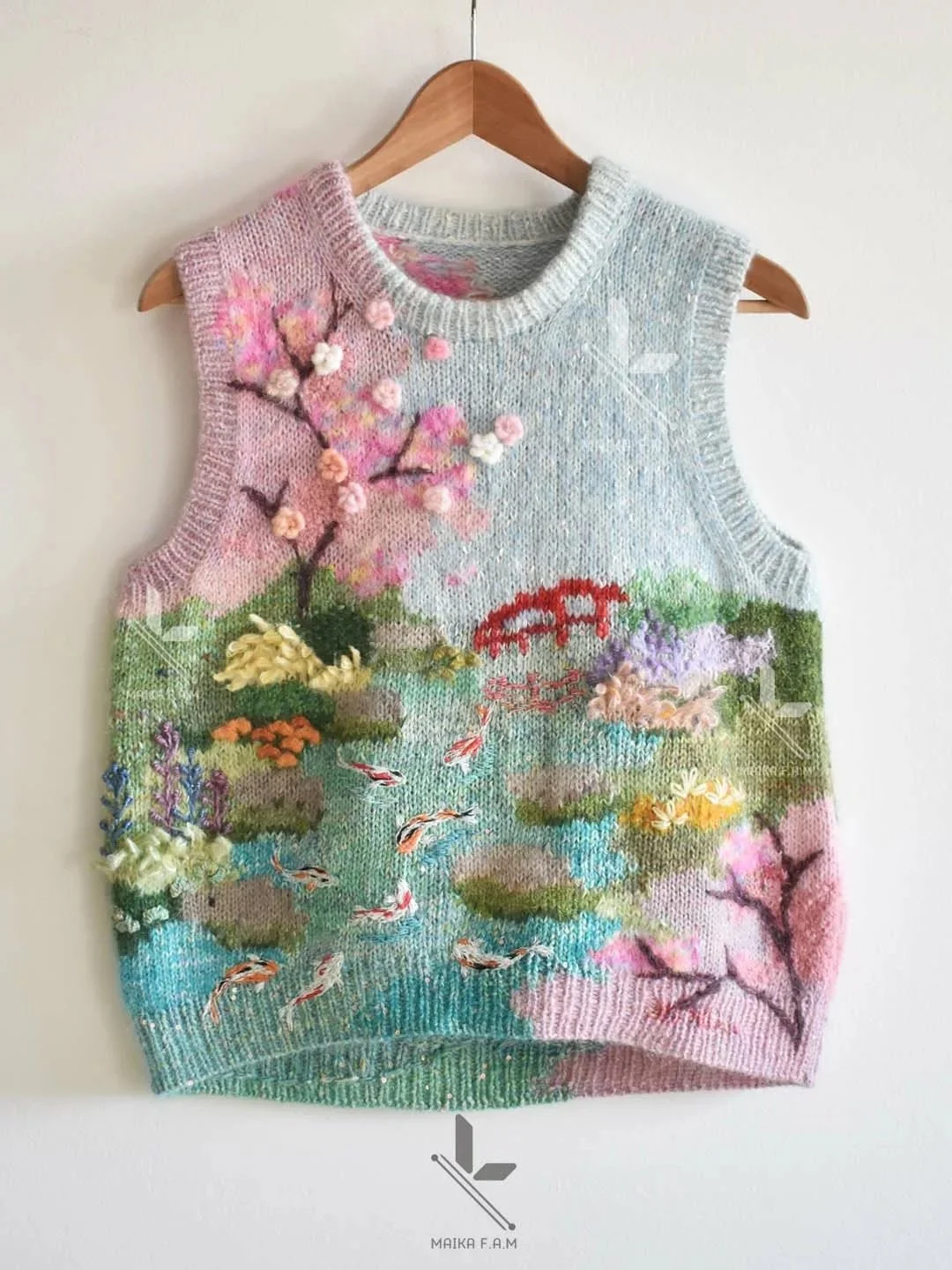 Adore this koi vest 🥰 So pretty!

Carousel and pattern by @maika_f.a.m

#ourmakerlife #knitting #crochet