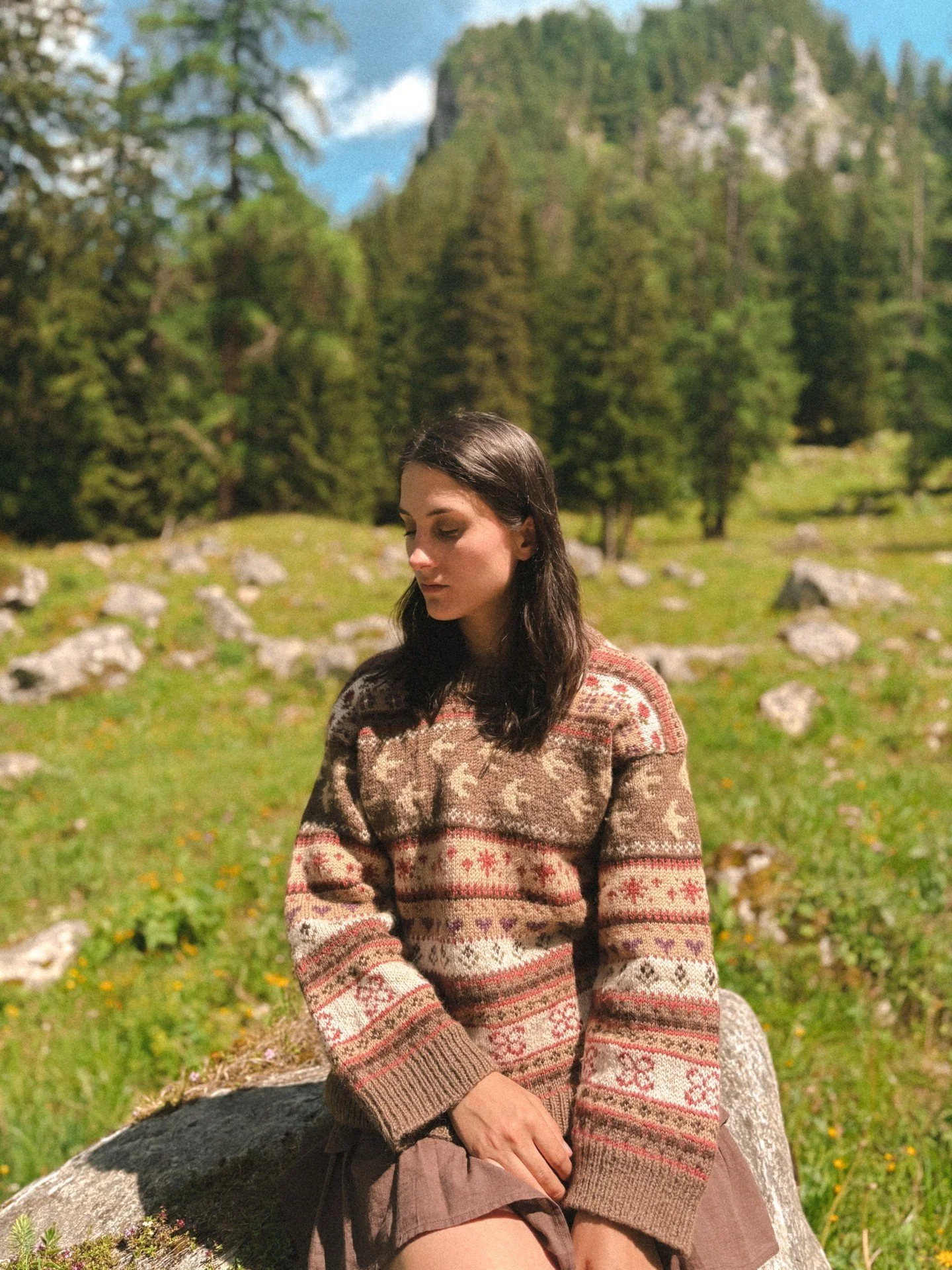 The dreamiest view, pattern and vibes 🍂🤎 🌲😍✨🧶 

Carousel: @knitting.in.serenity

Pattern: Sweet Dreams sweater @by.kyleigh | pattern provided for a test knit

Yarn: Peer Gynt @sandnesgarn (mostly @petiteknit colorways)

#ourmakerlife #sweetdream