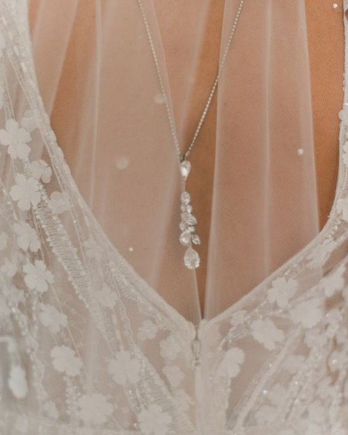 Spice Up The Back of a Wedding Gown parisbydebramoreland Spice Up The Back of a Wedding Gown parisbydebramoreland