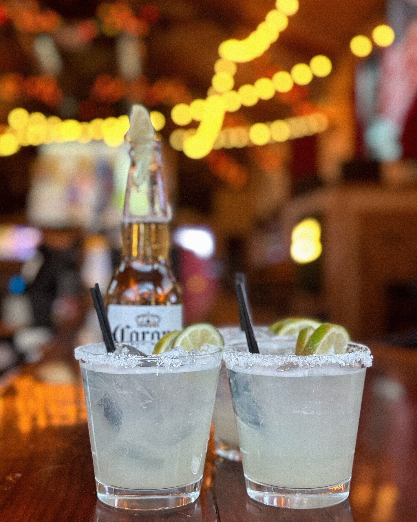 It&rsquo;s Tequila Tues ⚡️🍋 $5 Coronas and $8 Margaritas all day #tequila 
&bull;
&bull;
&bull;
#tequila #tuesday #tequilatuesday #specials #happyhour #bar #outdoorbar #wintervibes #midweekmotivation #nj #morristown #motownnj #morristownnj #jersey #