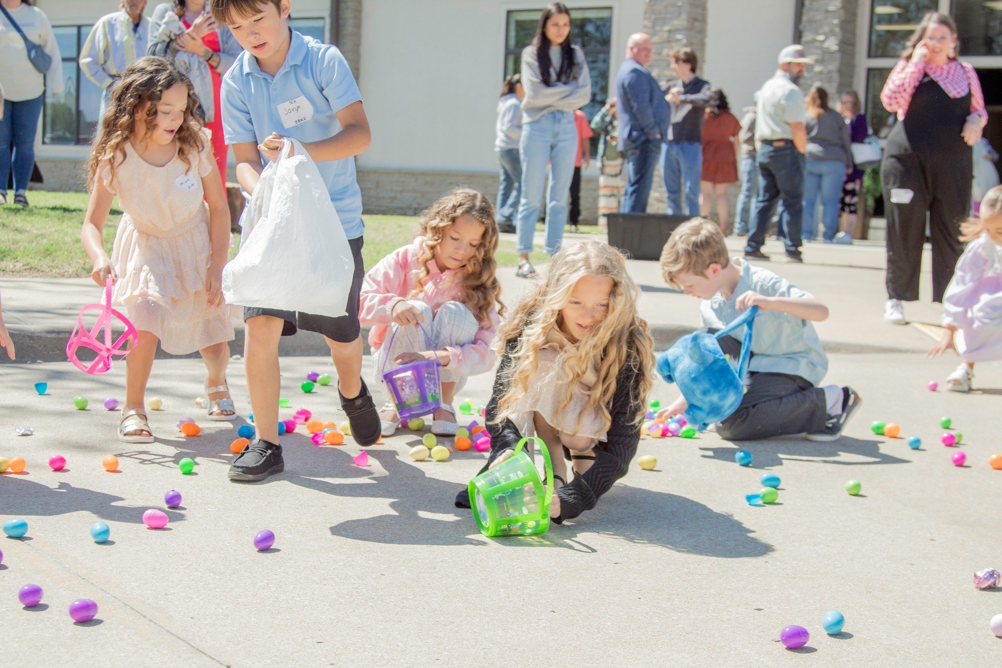 From worship to egg hunts, there was so much joy packed into one morning 🐣
We loved celebrating Easter Sunday with your families! Come back this Sunday at 10am to continue celebrating our Risen King 👑