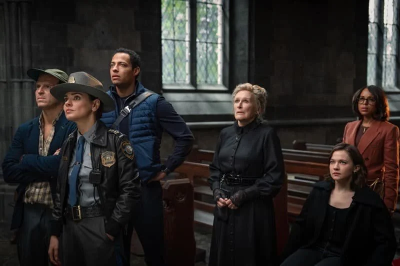 Andrew Scott as Lee Ross, Mila Kunis as Geraldine Scott, Darryl McCormack as Cy Draven, Glenn Close as Martha Delacroix, Cailee Spaeny as Simone Vivane, and Kerry Washington as Vera Draven
