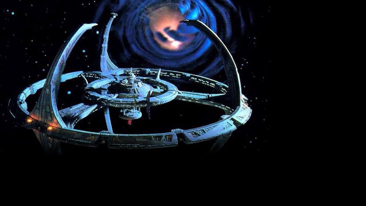 Star Trek: Deep Space Nine - Cùng tìm hiểu về một trong những bộ phim được yêu thích nhất của loạt phim Star Trek. Deep Space Nine có thể đã bị lãng quên, nhưng nó chứa đầy những câu chuyện ly kỳ, những nhân vật độc đáo và những cảnh quay đẹp mắt, đủ để kích thích trí tò mò của bạn. 