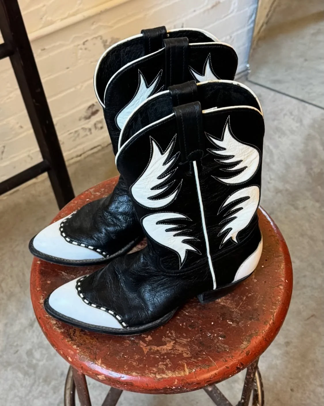 Love these black and white women&rsquo;s size 7 @tonylamaboots available now at @thegreenshagmarket! Open 10-5 through Sunday!