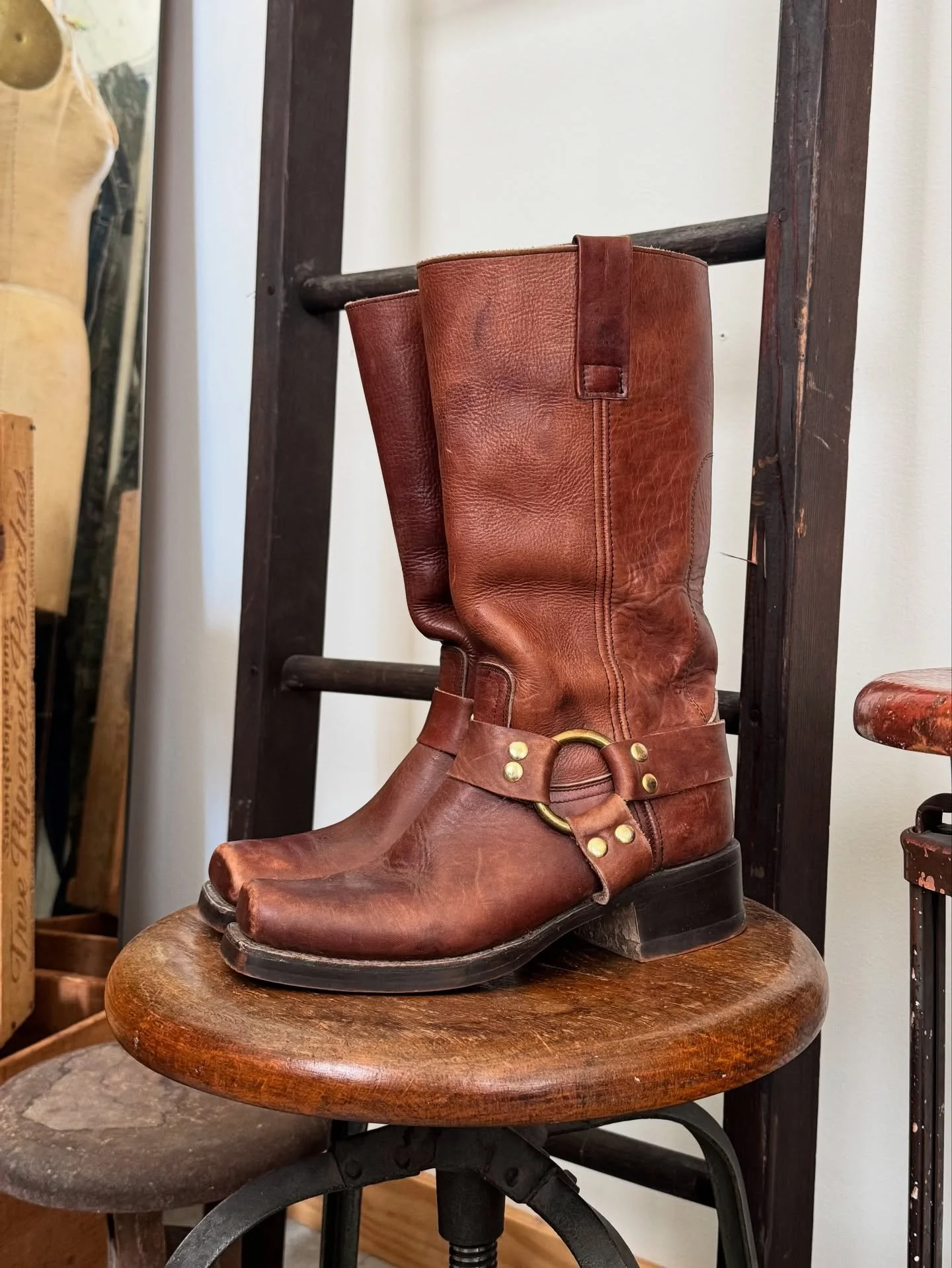 A harness boot is by far my favorite style and this gorgeous chestnut leather pair are absolute worn -in perfection.  That brass detailing!! 🤌🏻 Made in Brazil, size 5.5D, fit like a women&rsquo;s 7-7.5, available this Thurs - Sun at @thegreenshagma