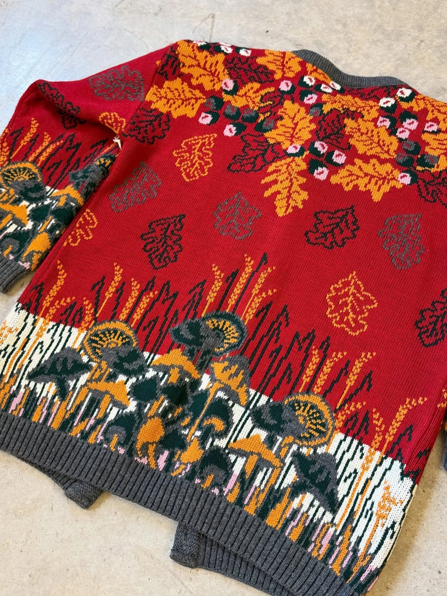 Who needs this precious 1970s mushroom knit cardigan? I brought it home with a few other finds from our family trip to Scotland a couple years ago but I just don&rsquo;t reach for it like it deserves. Size M/L, $58 - available now at @thegreenshagmar