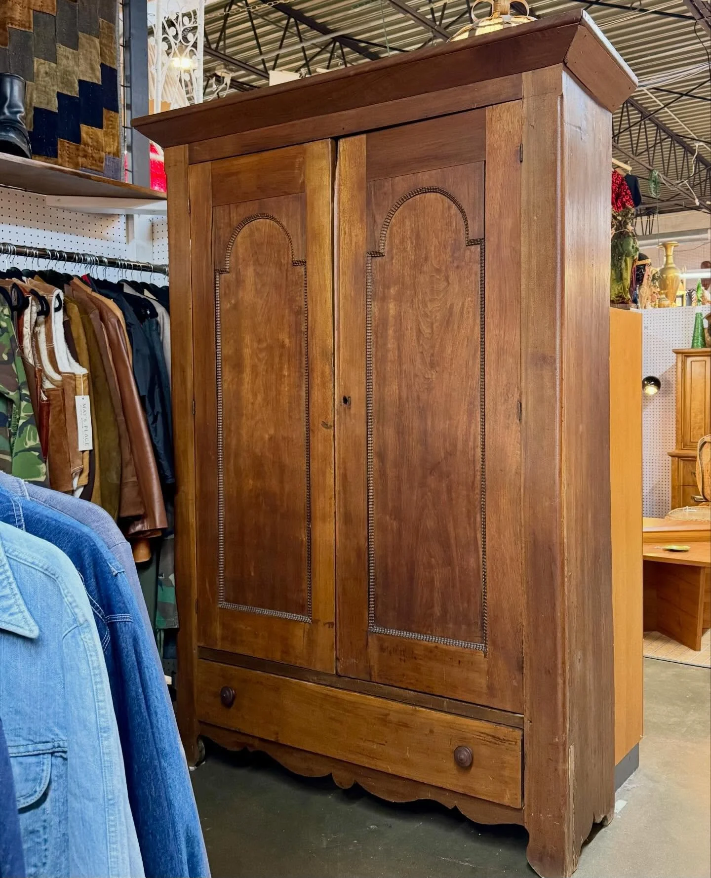 Just dropped off this beautiful antique Victorian walnut wardrobe at @thegreenshagmarket! Really wanted this for my own home but was unfortunately just not in the cards. 

I&rsquo;m so drawn to that notched tramp art-esque detailed trim on the doors.
