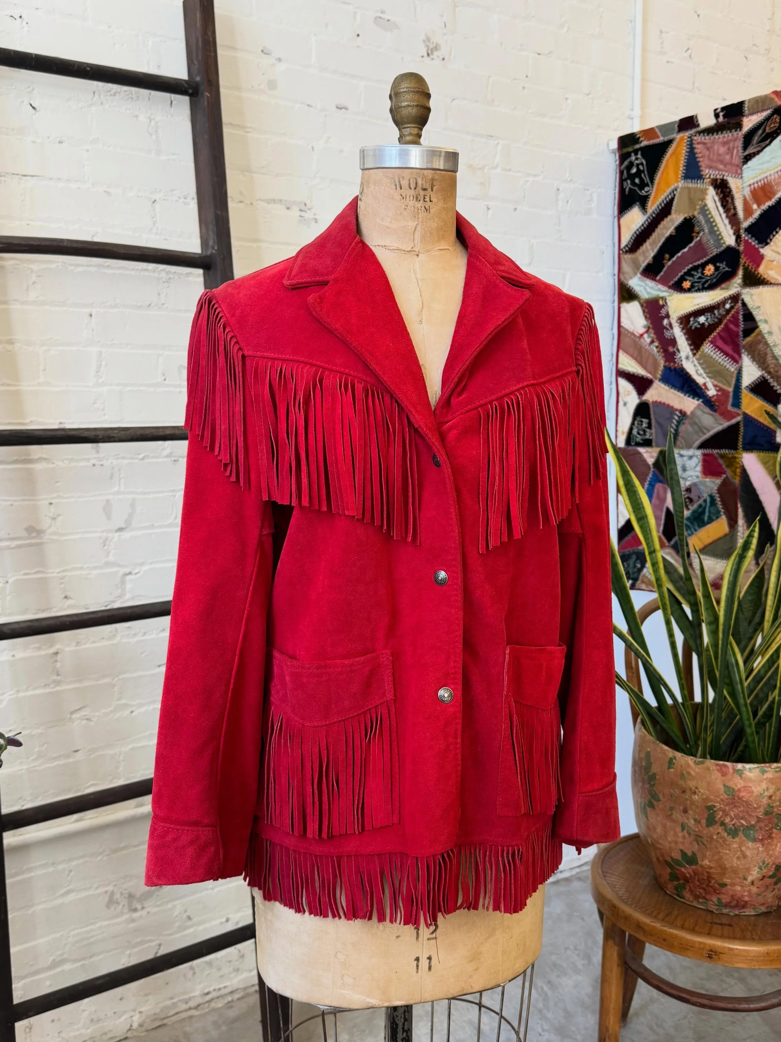 Shopping for a mom who&rsquo;s incredibly chic and stylish? I bet she doesn&rsquo;t have a vintage suede western jacket in this gorgeous shade of red. Brown? Absolutely. But red? 

This iconic vintage @schottnyc western jacket is available at @dharma