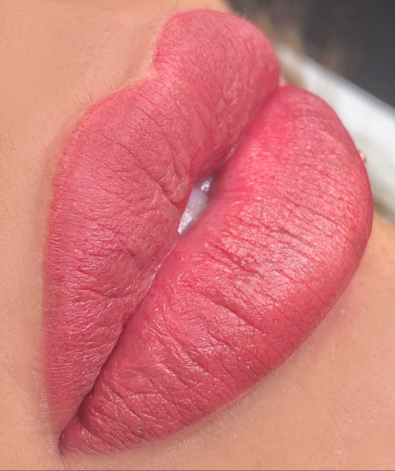 CLOSE UP 📷 

👄𝐋𝐈𝐏 𝐁𝐋𝐔𝐒𝐇 𝐓𝐑𝐀𝐈𝐍𝐈𝐍𝐆👄

At @artpmustudio @artbyamandarakhra will be the head instructor for the integrative Lip Blush course. 

𝘎𝘙𝘖𝘜𝘗 𝘖𝘙 1:1 𝘊𝘖𝘜𝘙𝘚𝘌𝘚 are available - whether you work best in a group or 1:1. 