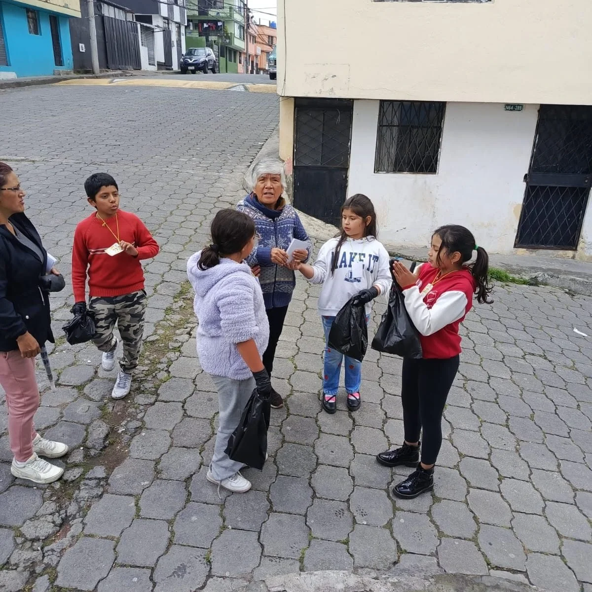 We serve the community with love!

Learning, service, and awareness. Our children discovered that small actions &mdash; like throwing trash in the right place &mdash; can make a big difference in the world around them. 🌱

By teaching children to car