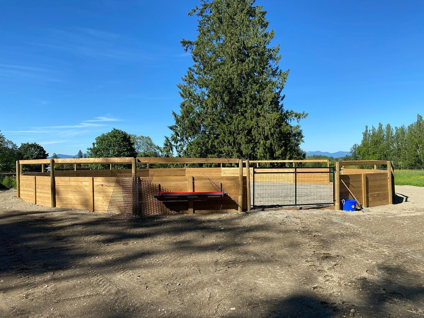 The weather can&rsquo;t make up its mind today, but we&rsquo;re sure enjoying the sun when it peeks out and our beautiful new round pen (built by the ever incredible Wayne &amp; Cody!!). If you haven&rsquo;t seen it yet be sure to check out the top n