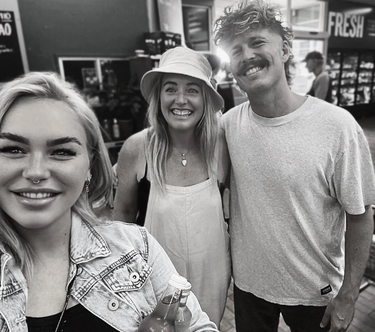 So awesome meeting this legend @ziggyalberts while shopping for organic goodies with my gal @maliskyehairandmakeupartistry 💗 so looking forward to seeing you play at your regional tour 2025 Ziggy! 🎶