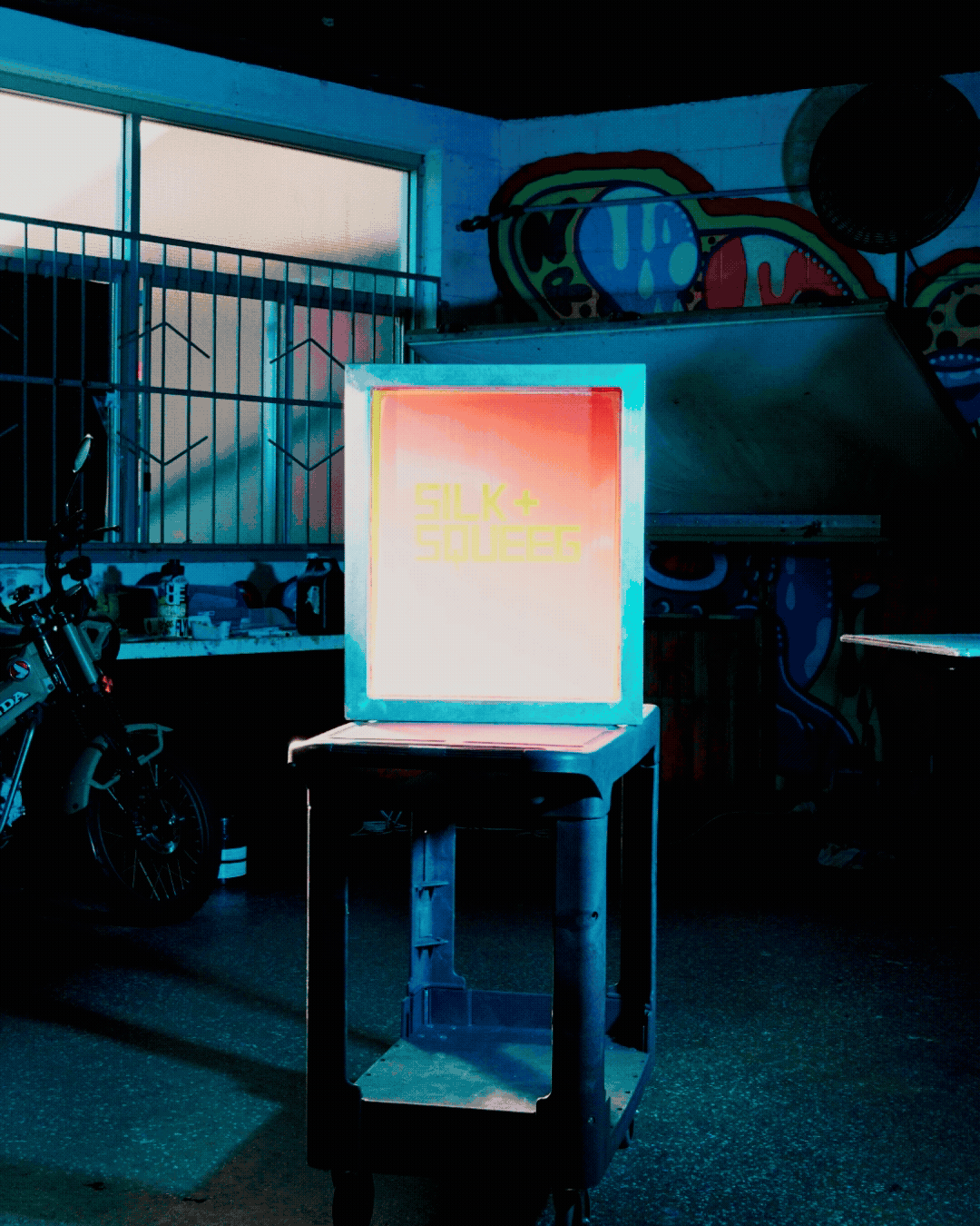 animation of a screen with silk and squeeg on it