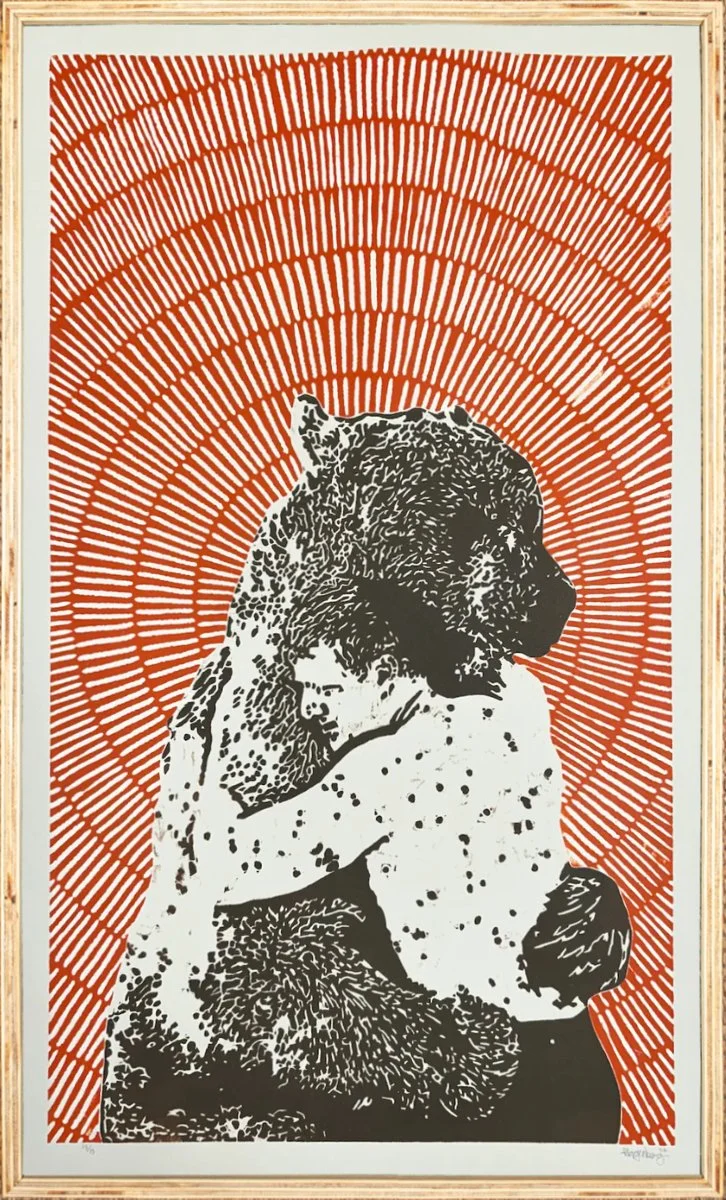The hug.
Træsnit på 300g papir, 76 cm x 46 cm. Oplag af 14 tryk. 2026. 

Pris uden ramme 2800kr. Med remme af krydsfiner og refleksfris plexiglas 4300kr.