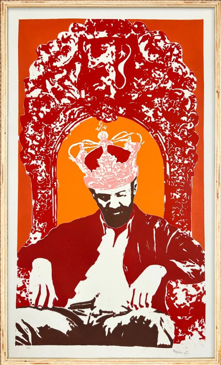 King.
Træsnit på 300g papir, 76 cm x 46 cm. Oplag af 14 tryk. 2026. 

Pris uden ramme 2800kr. Med remme af krydsfiner og refleksfris plexiglas 4300kr.