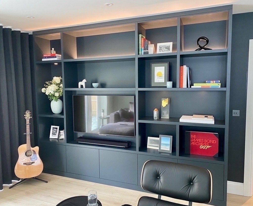 A recent lounge TV cabinet with display shelves and low storage cabinets. Finished in a spray paint match for Farrow &amp; Ball Railings.
.
.
.
#bespokeloungefurniture #luxuryliving #farrowandballrailings #loungecabinet #bespokefurnituremaker #fitted