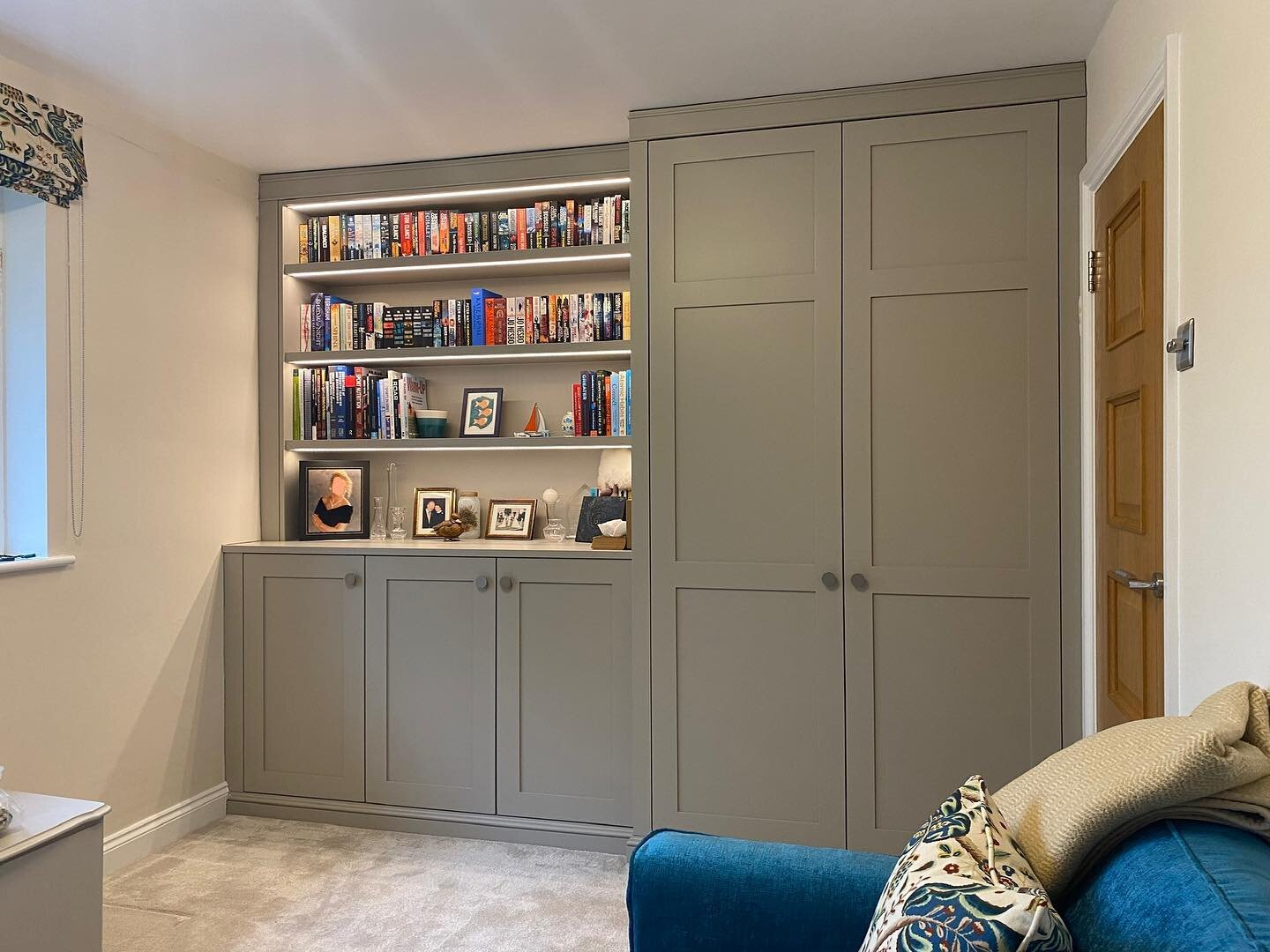 We recently made and installed this wardrobe and bookcase for an office/spare bedroom. The shaker style doors and book shelves are painted in a spray match for Little Greene Rolling Fog. The perfect piece for a more compact space.
.
.
.
#bespokefurni