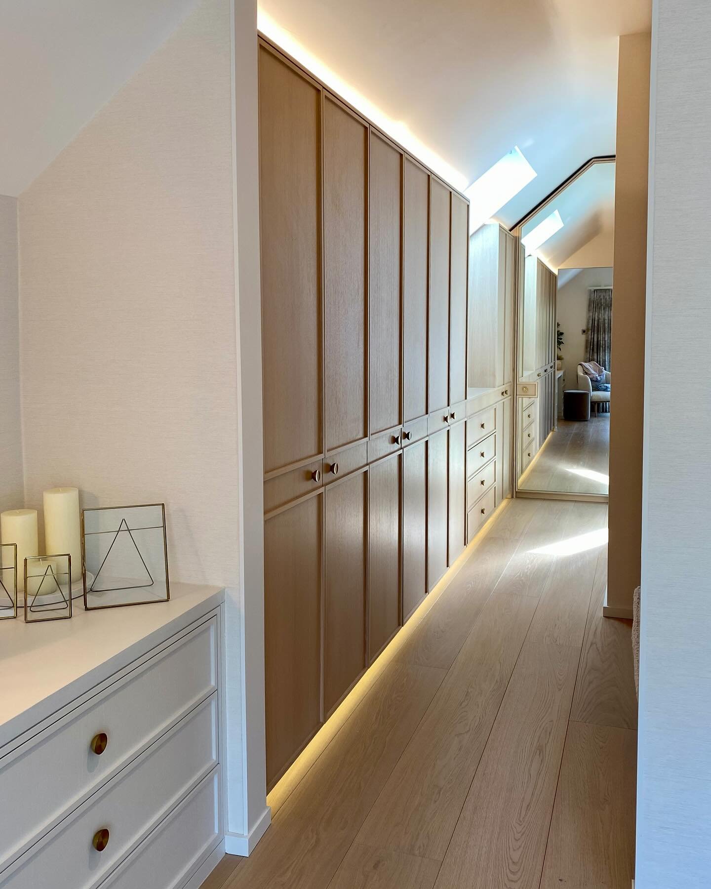 This beautiful dressing room was part of a master bedroom project we worked on recently. The doors are are in a light stained Oak and the large mirrored door creates an open and light feel.

Interior Designer @falchiinteriors 
.
.
.
#bespokedressingr