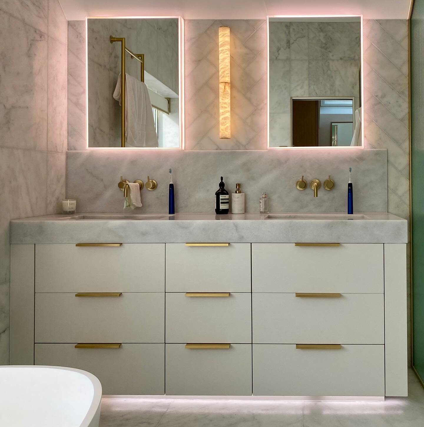 Bathroom goals 🫧✨
Interior Designer @falchiinteriors 
.
.
.
#bathroominspo #luxurybathroom #bespokebathroomcabinetry #bespokejoinery #beautifulbathroomcabinetry #furnituremaker #bespokefurniture #luxuryjoinery #buckinghamshirefurnituremaker