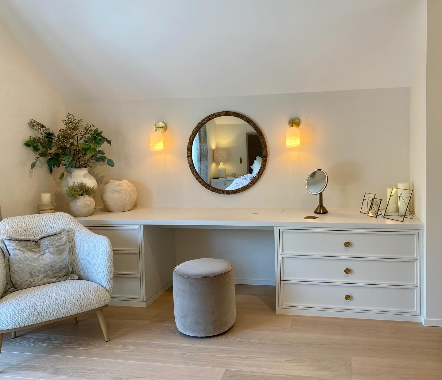 It&rsquo;s always nice to revisit a home and see the furniture once the room is complete. This dressing table looks perfect with the added wall lighting, mirror and seating.
Interior Designer @falchiinteriors 👌🏽
.
.
.
#dressingtablegoals #bespokeca