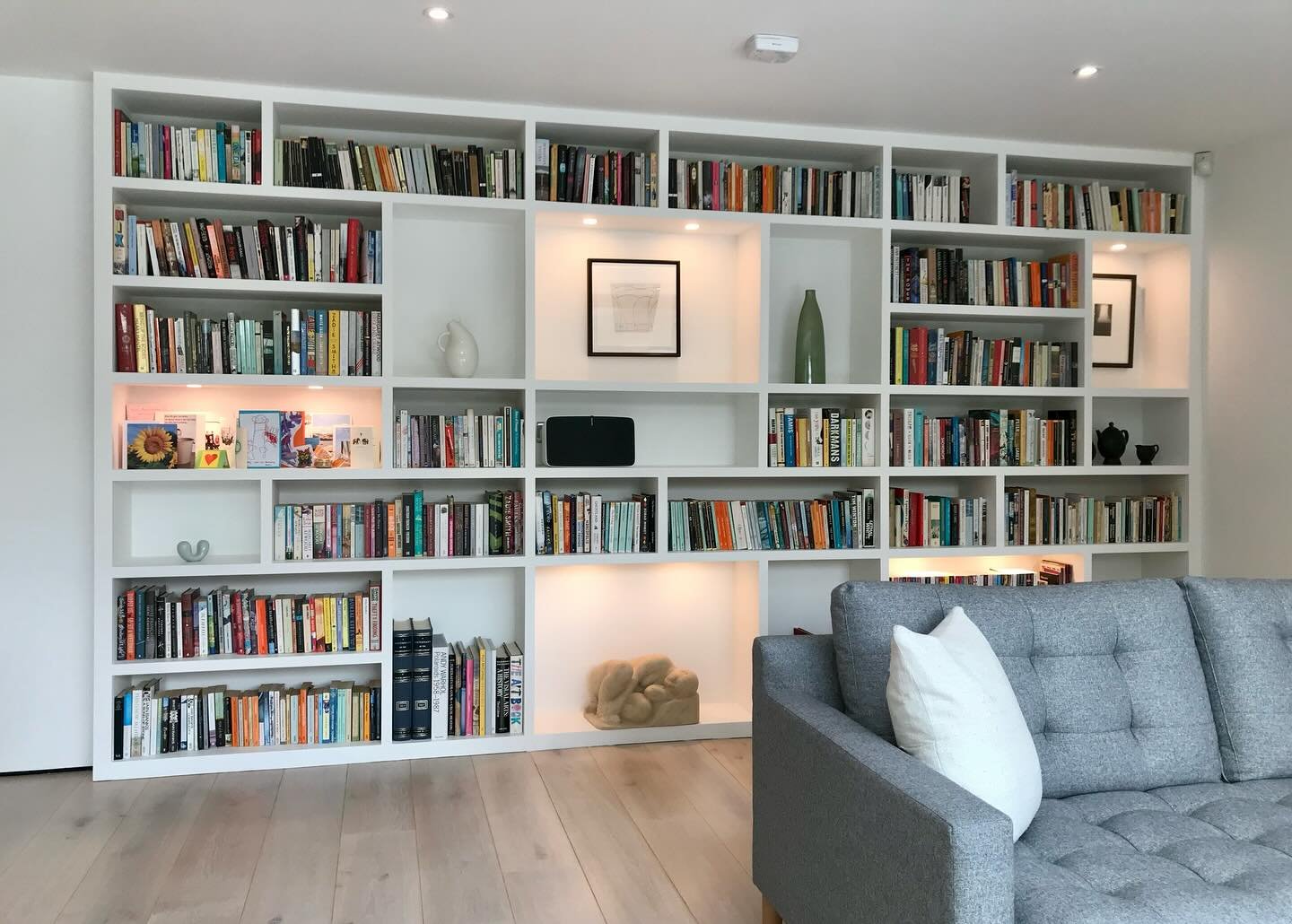 This client required storage and display space in their living area. This bespoke cabinetry provided the perfect solution. It includes various sized display shelves and LED lighting. 📚👌🏽