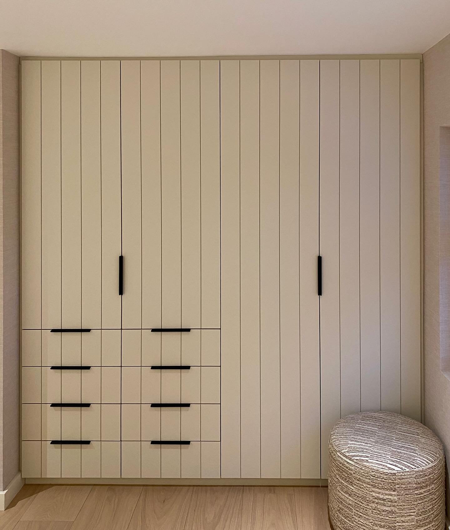 One of our most recent projects, a simple yet stylish wardrobe designed by @falchiinteriors 👌
.
.
.
#bespokejoinery #fittedwardrobes #interiors #bespokewardrobes #furnituremaker #wardrobedesign #wardrobes #buckinghamshirefurnituremaker