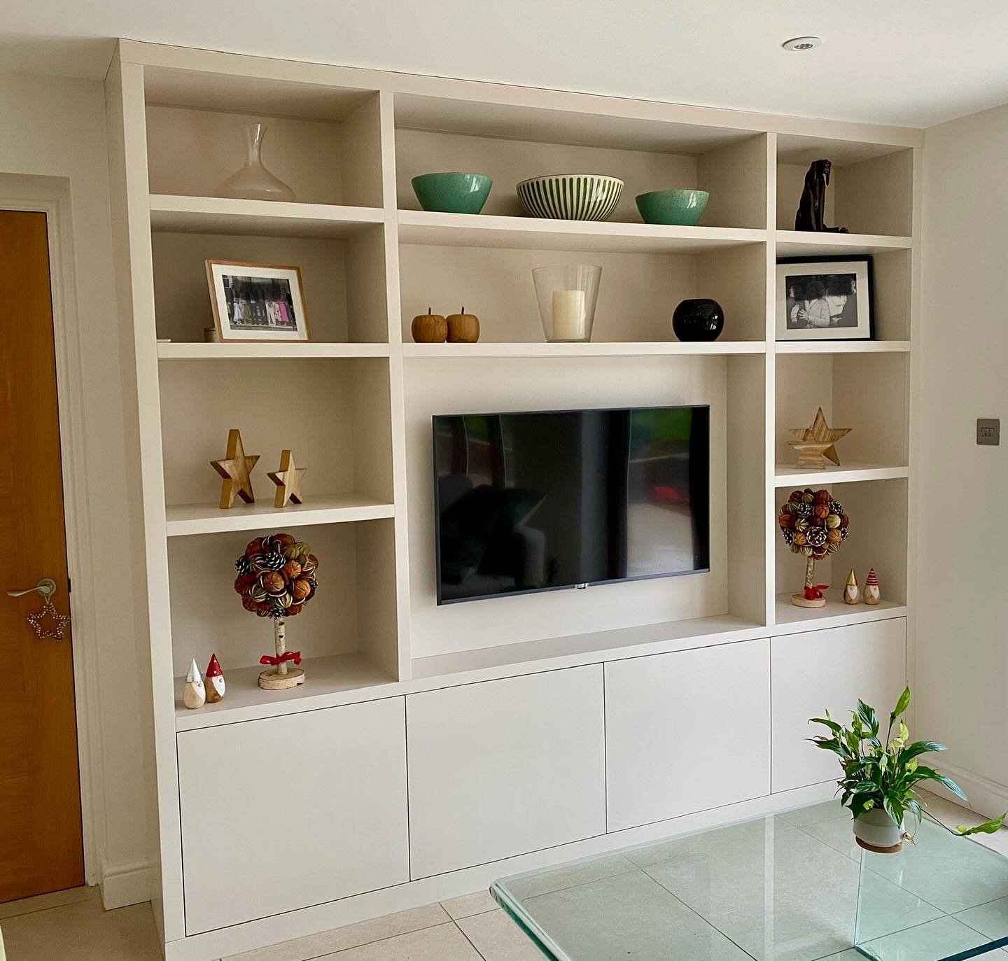 A recently installed TV cabinet. Light colours and soft LED lighting make this the perfect addition to this living space. 
.
.
.
#mediacabinet #tvcabinet #bespokemediaunit #bespokecabinetry #furnituremaker #furnituredesign #livingroomdecor #homedecor
