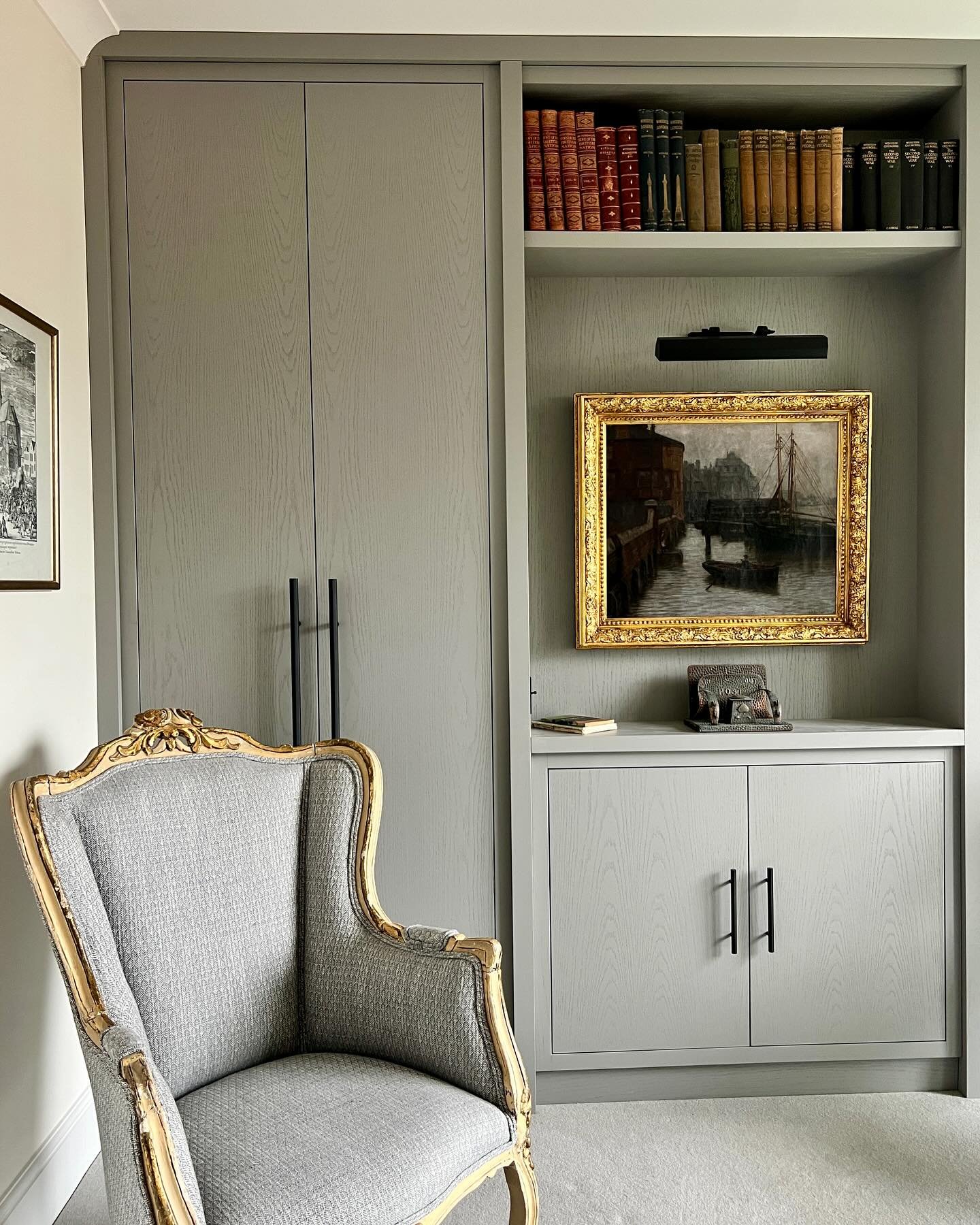 This bespoke joinery was recently installed in a home study. The Oak veneer cabinetry was built to provide storage as a well as a space to display books and art work. 
.
.
.
#silvafurniture #bespokejoinery #bespokecabinetmaker #bespokefurniture #luxu