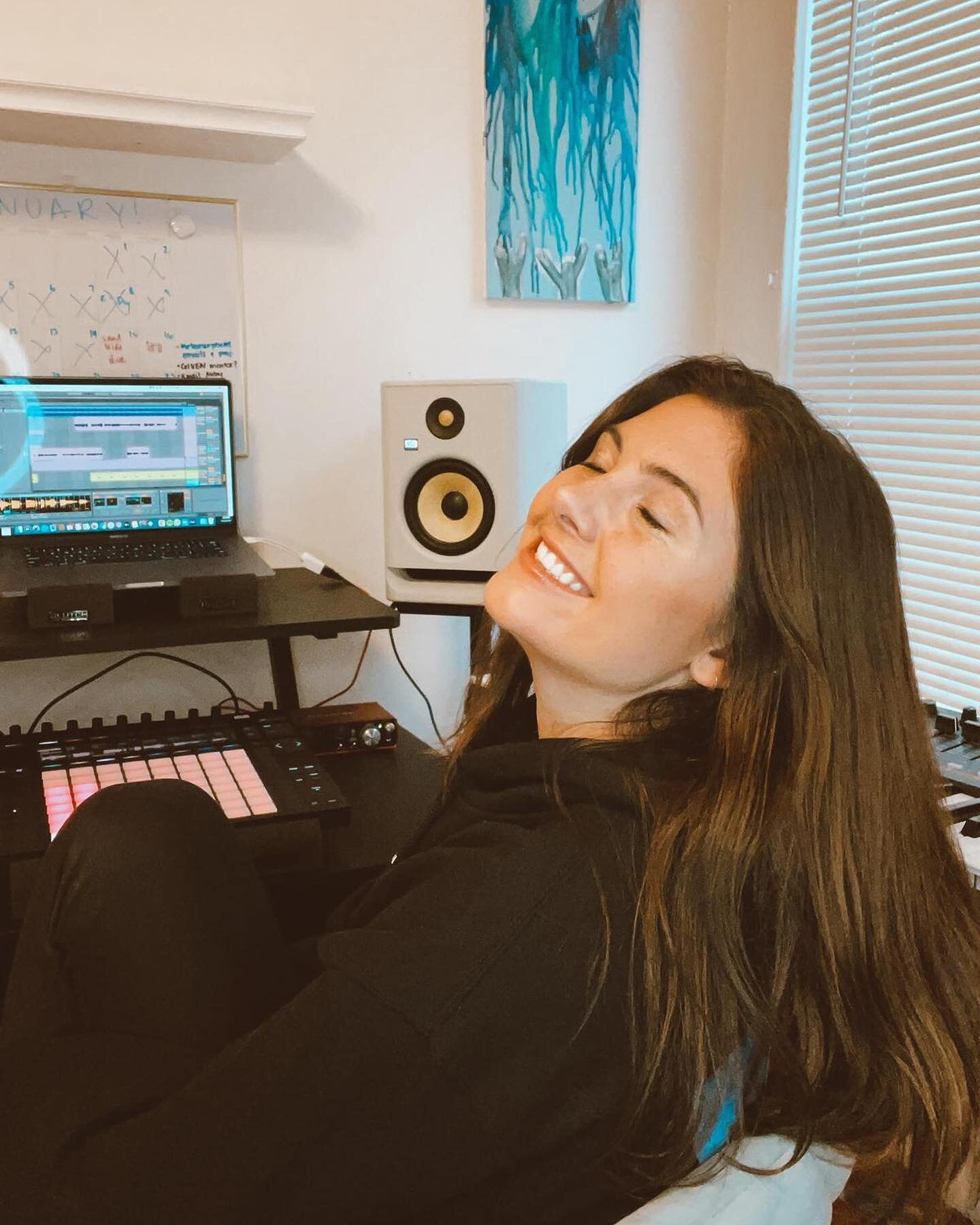 💛Happy international women&rsquo;s day from the SKT team in Boston!💙 
Let us introduce ourselves: 
&bull;
Christen Morrell is a singer-songwriter-producer from Maryland studying Pro-Music at Berklee
&bull;
Anne Noor Schepers is a singer-songwriter-