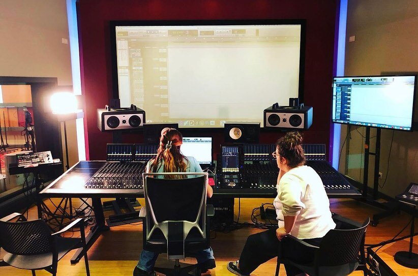 She Knows Tech collaborated with AES to engineer a day long writing camp lead by @mikasellens a couple weeks ago! Big shoutout to Mika for helping to coordinate such a fun day of music creation 

#sheknowstech #berkleevalencia  #femaleproducers #womx