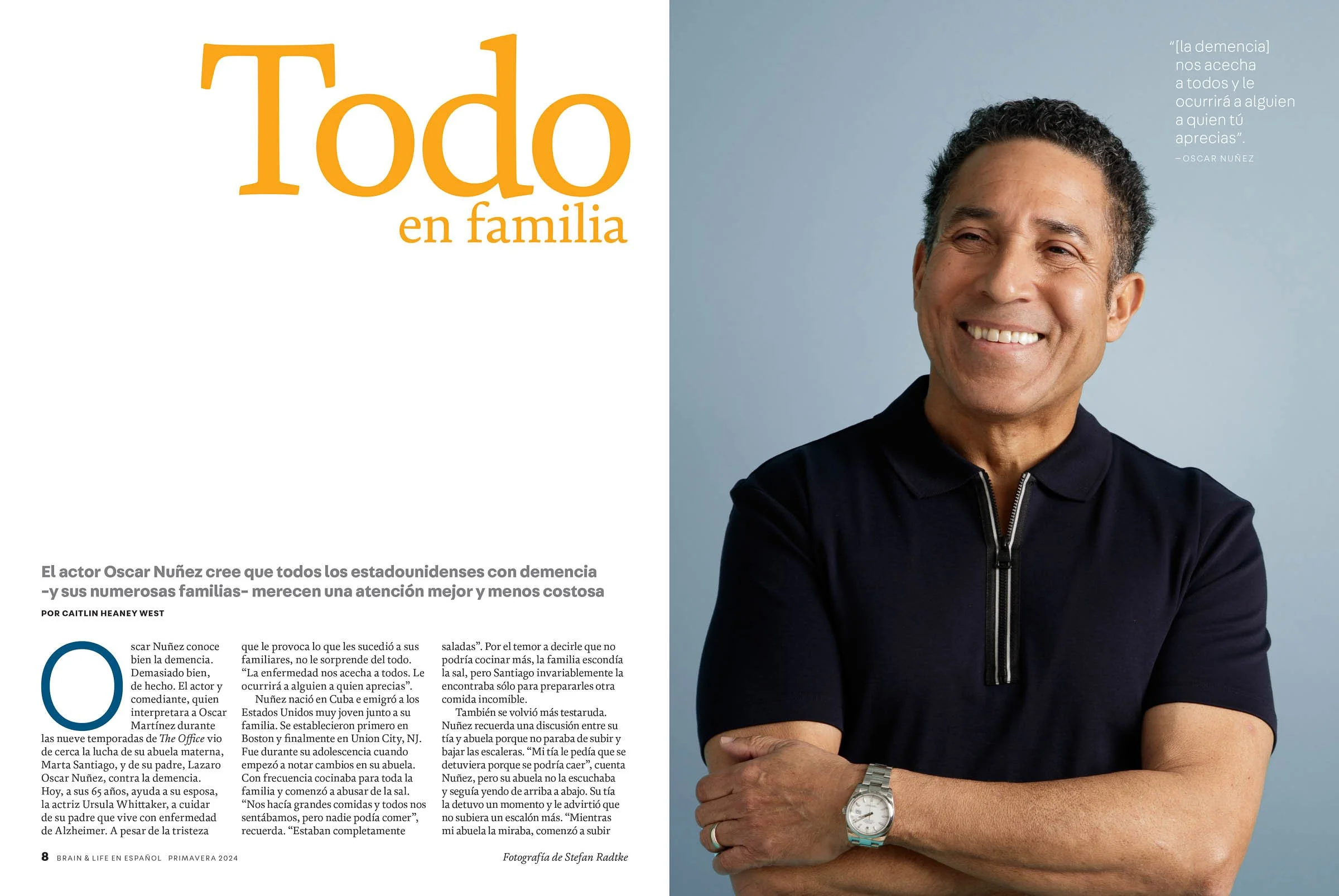 Magazine spread featuring the title 'Todo en familia' and a portrait of a smiling man wearing a black polo shirt with arms crossed.