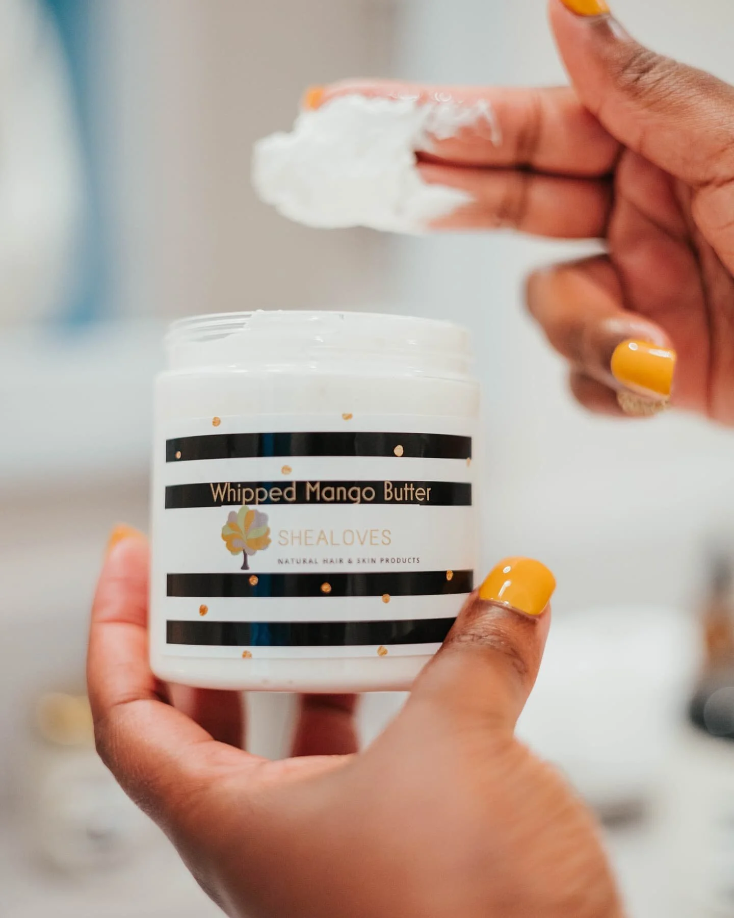 Happy Monday! Let's get into this Moisture! We have Mositurizing products that work for all skin types! Check out our website today.

Featured in this photo is our 8oz Unscented Mango Butter! 

 #shealoves #whippedsheabutter #whippedmangobutter #hair