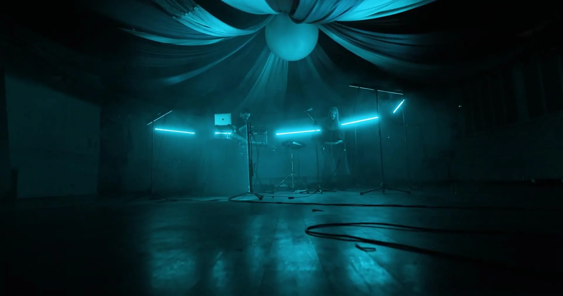 ROOO | STAINS Live On Introoe
Dir. Charlie Rees
 live 