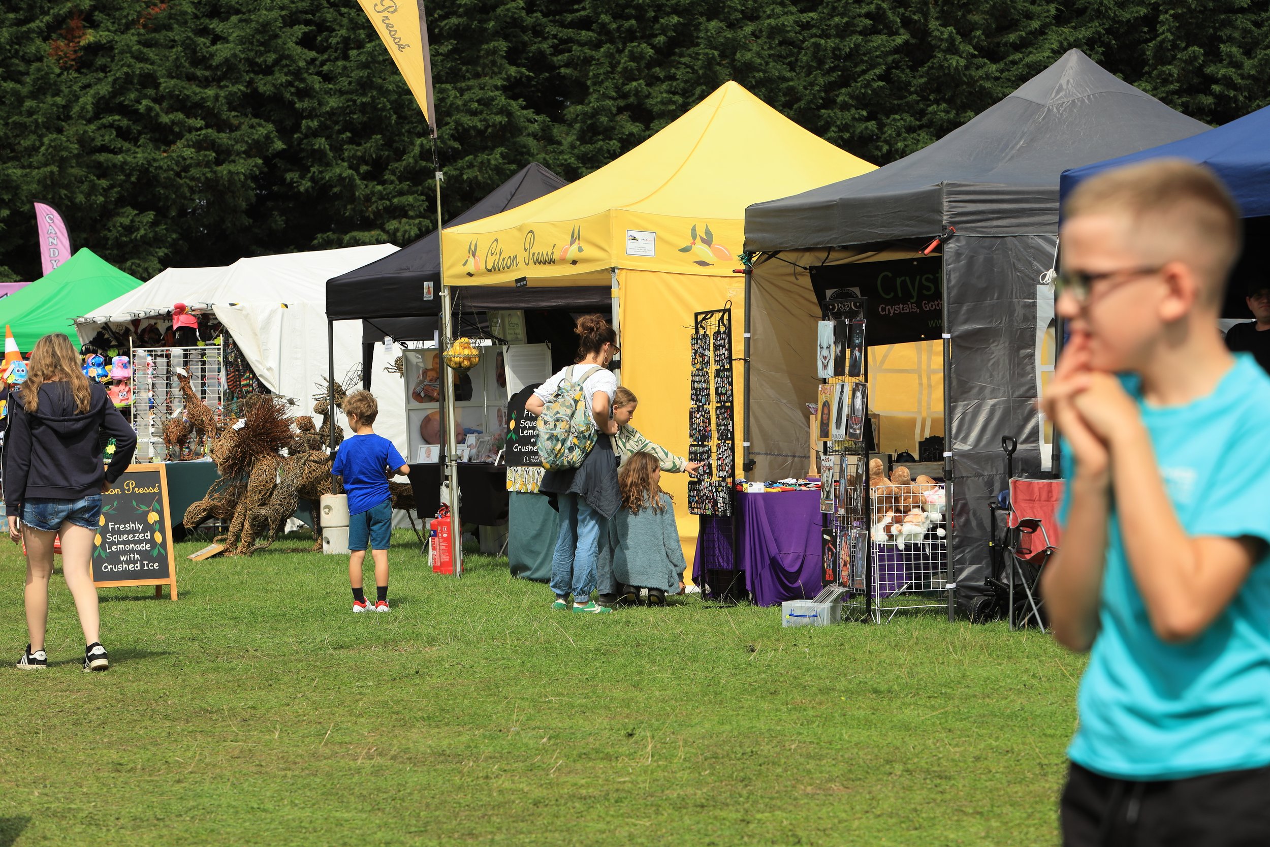Public looking around the Citron Pressé and others down this section