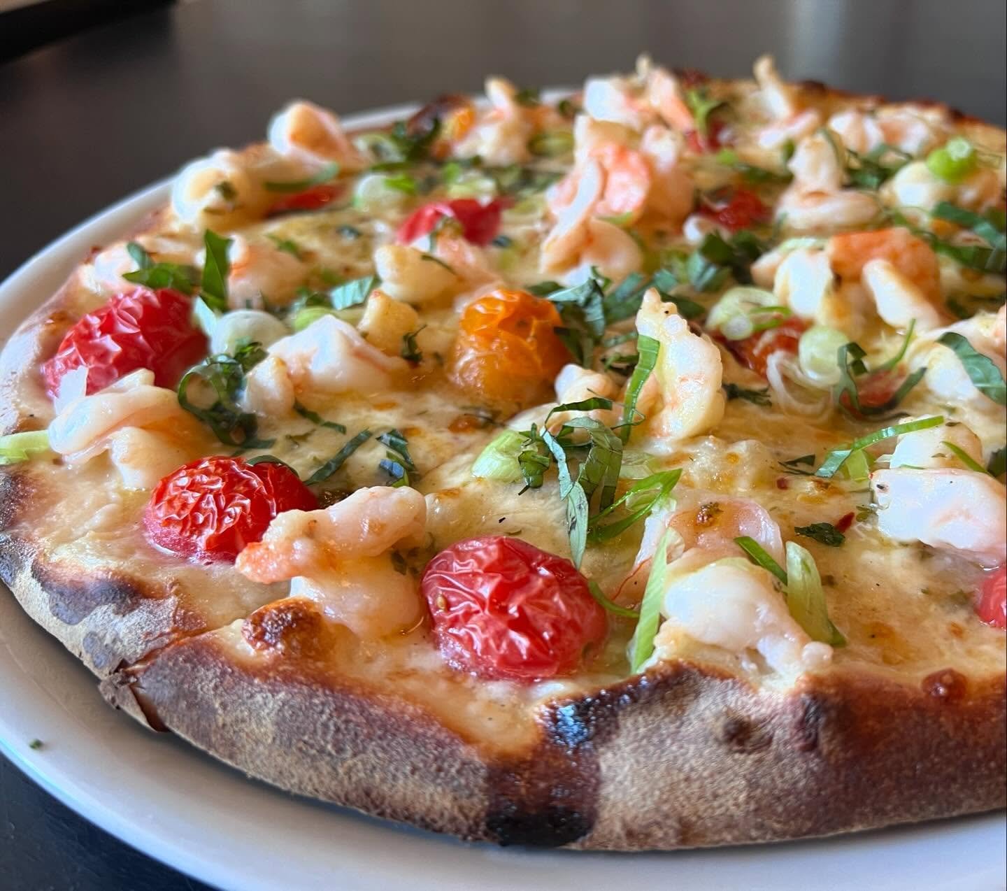 Shrimp Scampi Pizza
scampi sauce, tomatoes, garlic, basil, chili flakes #corfinio #italianfood #pizza