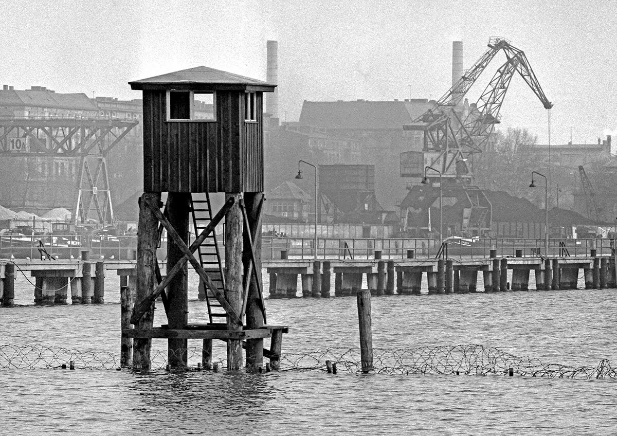 Wachturm und Stacheldrahtsperre in der Spree 1963
