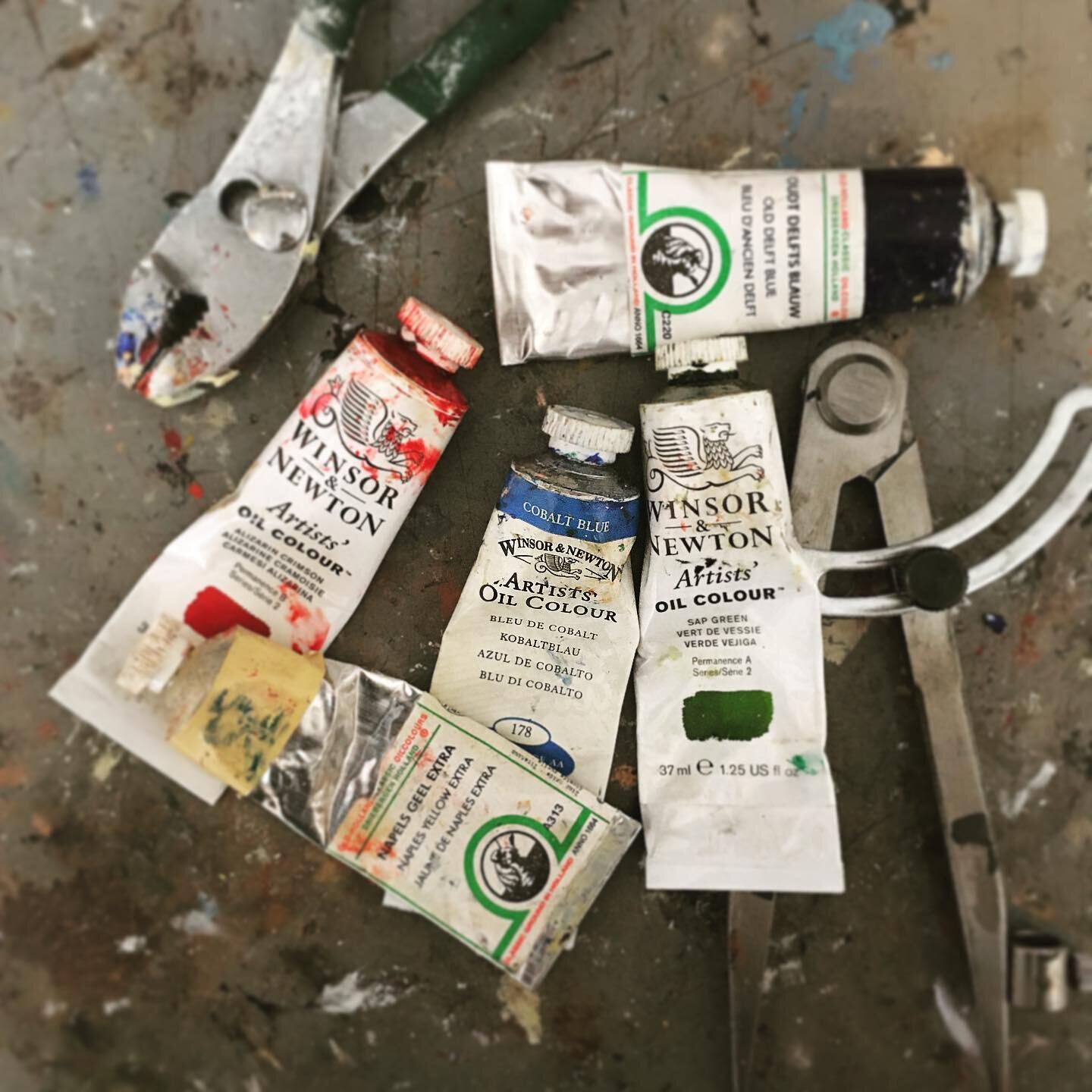 Help! Looking for advice from all the #paintermoms out there. I&rsquo;m primarily an oil painter but I&rsquo;m not sure if I should stay with this medium through my pregnancy (snag: I may have a solo show this year 😳). I wear gloves, use non-toxic m