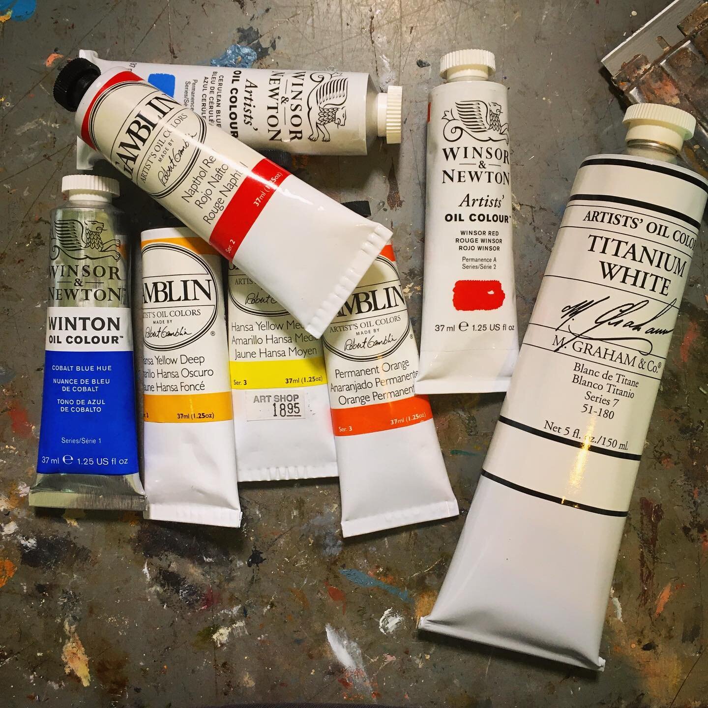 New oil paintings and sketches are coming (finally!) thx to these metal-free colors ❤️🧡💛💙🤍
.
#safetyfirst #pregnancy #painting #allaprima #fineart #oils #oilonpaper #oiloncanvas #oilpaint #oilpainting #oilsketch #figurativepainting #figurativeart
