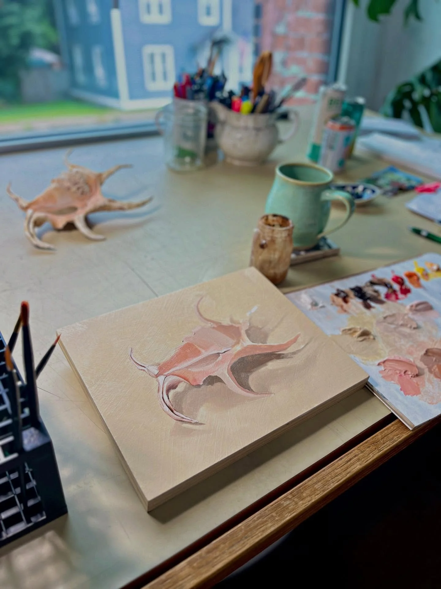 Practice makes better.
#wip #workinprogress #oilonpanel #oilsketch #stilllife #fromlife #shell #shellpainting #spiderconch #conch #animalia #naturalism #mementomori