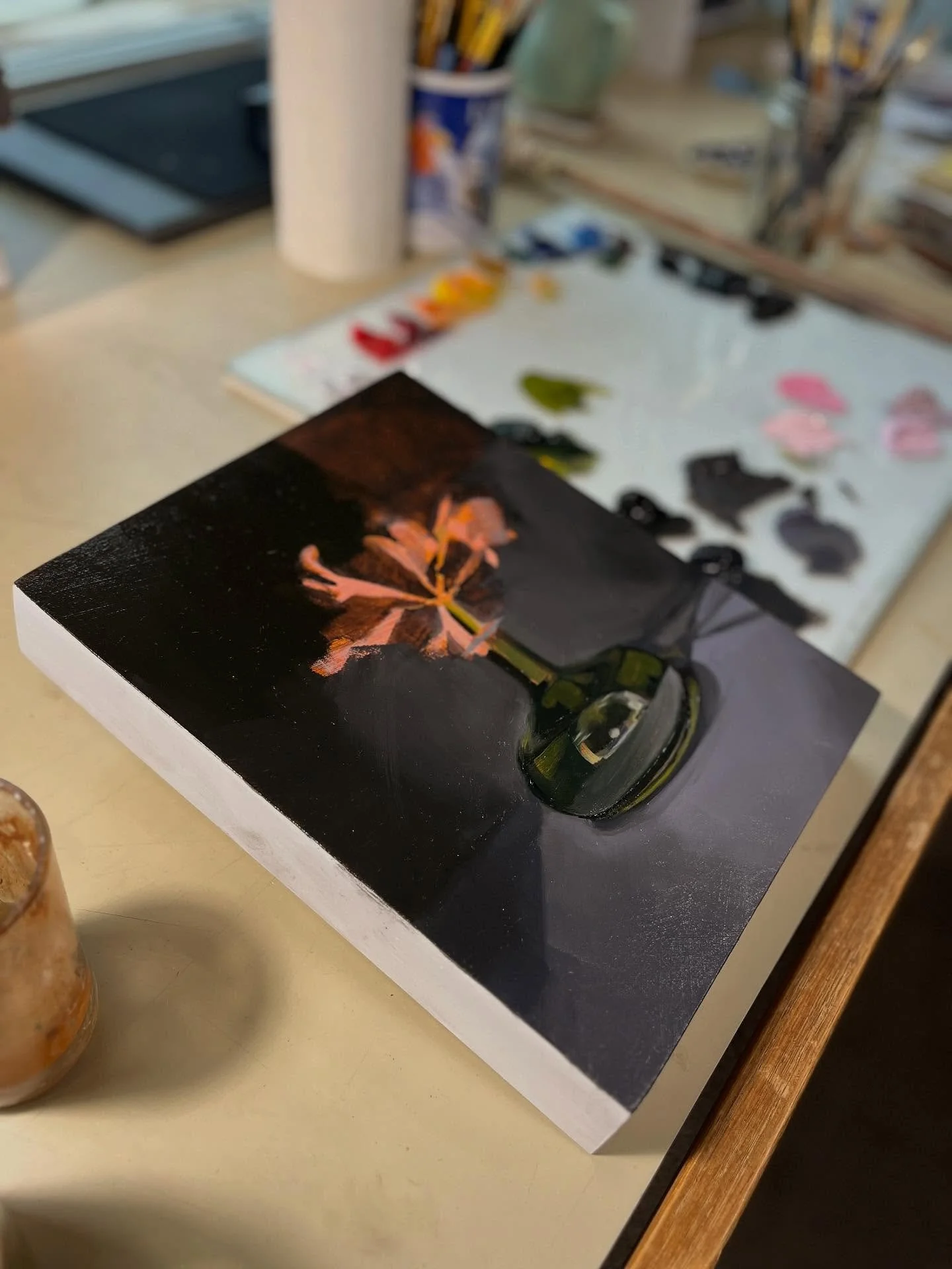 Making a pretty simple *alive* flower painting this week, with a little surprise hidden inside 🤔

#oilonpanel #oilpainting #fromlife #lifeanddeath #mementomori #botanicalpainting #nerine
