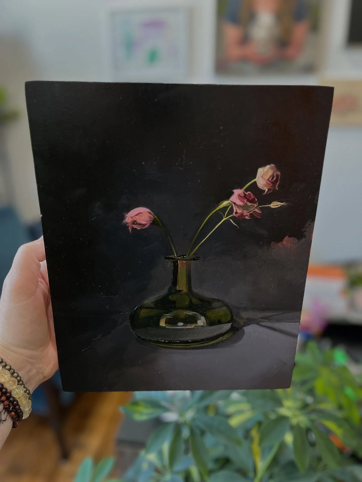 This little guy is taking much longer than expected to complete, partially because the flowers kept wilting, so&hellip;&hellip;&hellip;&hellip;&hellip;..
dead flowers it is 🤷🏻&zwj;♀️

#mementomori #lifeanddeath #stilllife #stilllifepainting #oilonb