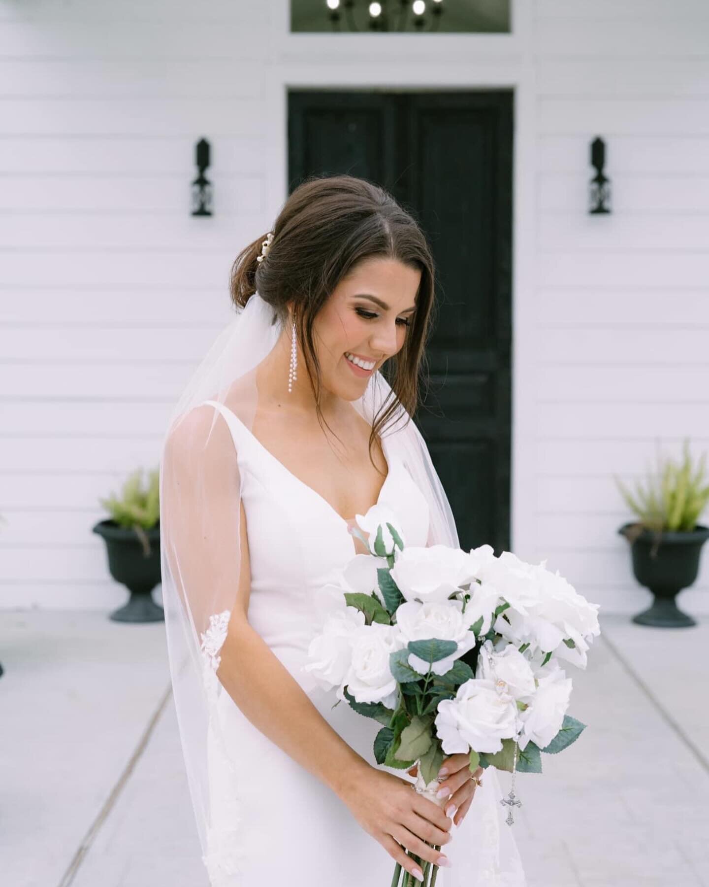Classic + timeless 🤍

I get the honor of making so many different styles of wedding florals, and my specialty is definitely textured + modern boho bouquets. However, when I got to make these delicate, classic, white rose bouquets for Ashley + her br