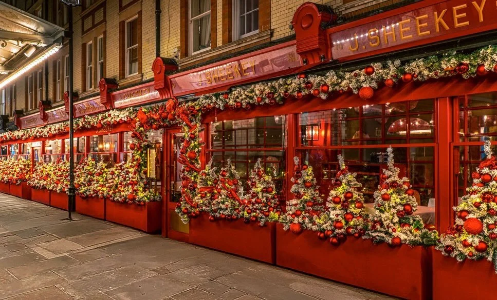 🎄 Looking for festive restaurant inspiration in London? Take a look at the brilliant Christmas installations across the Caprice Holdings sites🎄

🎁 Claws for Celebration at @jsheekeyldn 

🎁 The Golden Tree of Hesperides at @bacchanalialdn 

🎁 Sil