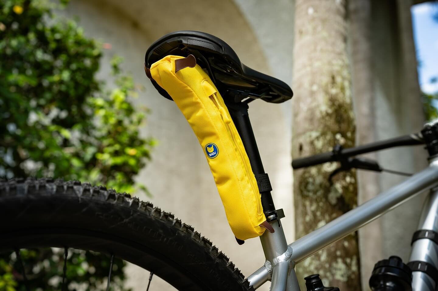 Wondering how to make your ride more a-peel-ing? Add a Banana Hammock to your seatpost, frame, or handlebars and pedal on! 🤘🍌🚴🏼&zwj;♀️🚴&zwj;♂️

#SnackSocialClub #Snackbags #Snackbike #cargo #framebags #bicycle #bicycles #cycling #cyclist #foryou