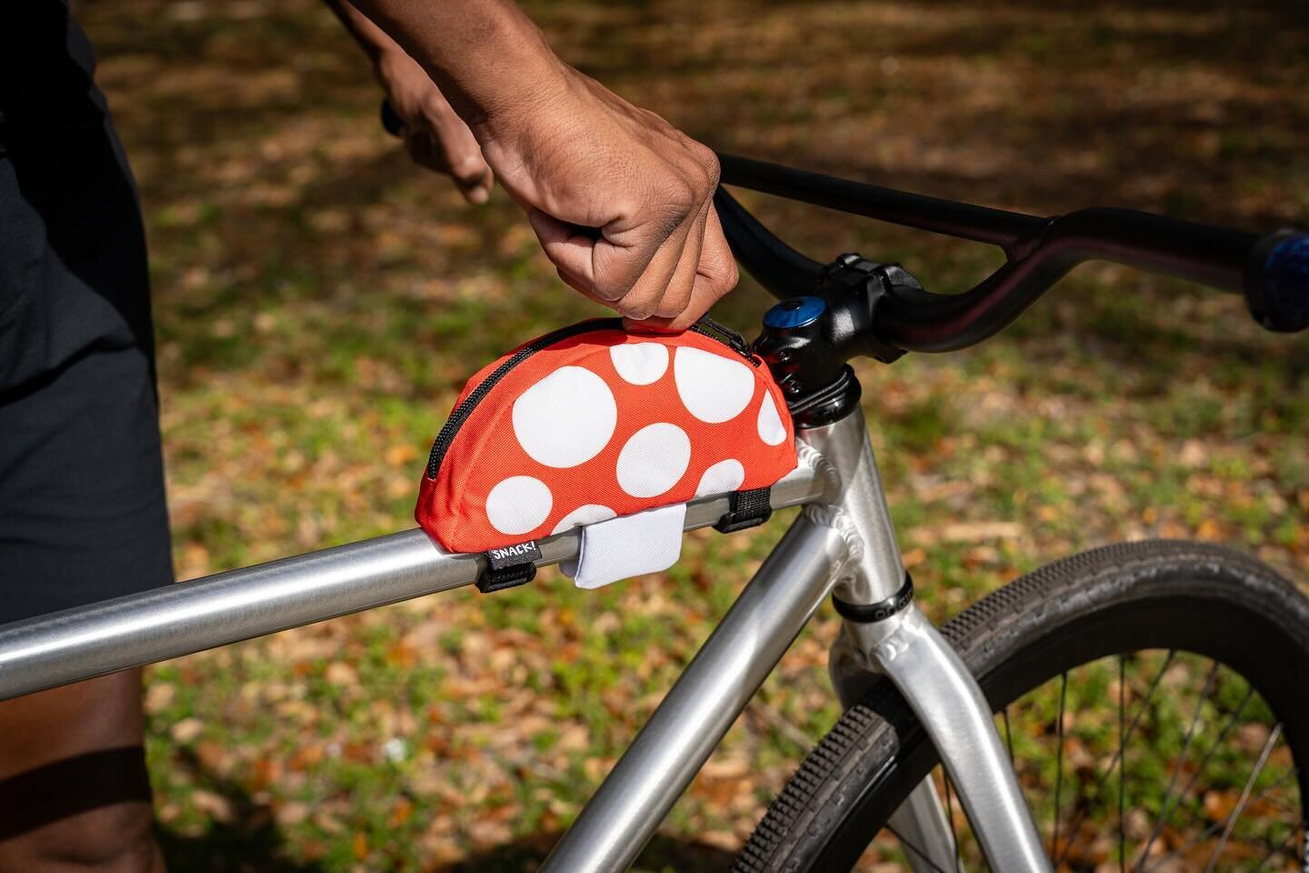 The fungi you never knew you needed! 

Mushroom Top Tube bags are the cap to your cycling adventures 🍄 Carry your snacks, tools, and other cycling essentials and ride away on a whimsical journey

#SnackSocialClub #Snackbike #Snackride #Snacks #bikes