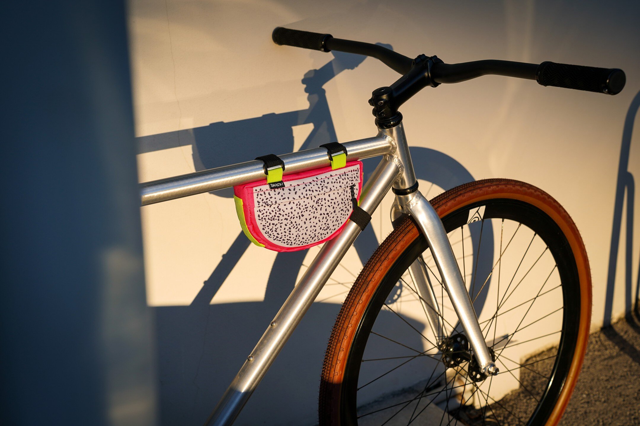 Roll into the weekend with a pop of color and a burst of tropical delight! The dragon fruit frame bag is feeling fresh and ready for your weekend miles.

 #SnackSocialClub #SnackBike #bikesnacks #ridesnacks #snackbags #snackbikebags #framebag #bicycl