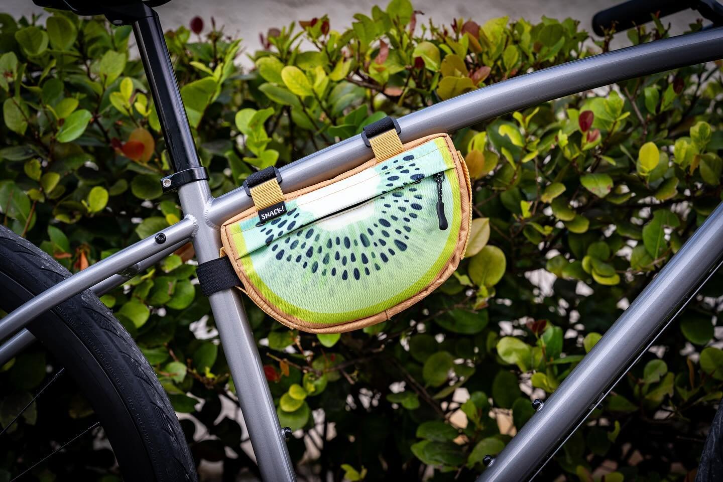 Kiwi-licious! Juice up your ride by carrying your tools, treats, and essentials with ease with the Kiwi frame Bag 🥝🥝🥝😋😋😋

#SnackSocialClub #SnackBike #snackride #ridesnacks #SnackBag #framebag #snack #bikebag #bicycleframebag #cycling #foryou #